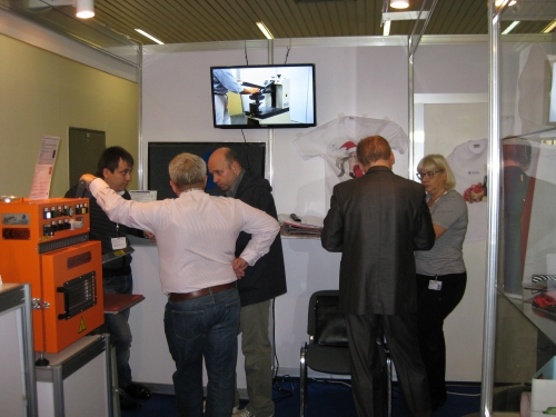 На выставке "Реклама 2012" компания "Эзапринт" показала новейшее оборудование Roland и впервые в России представила революционную технологию 3D сублимации